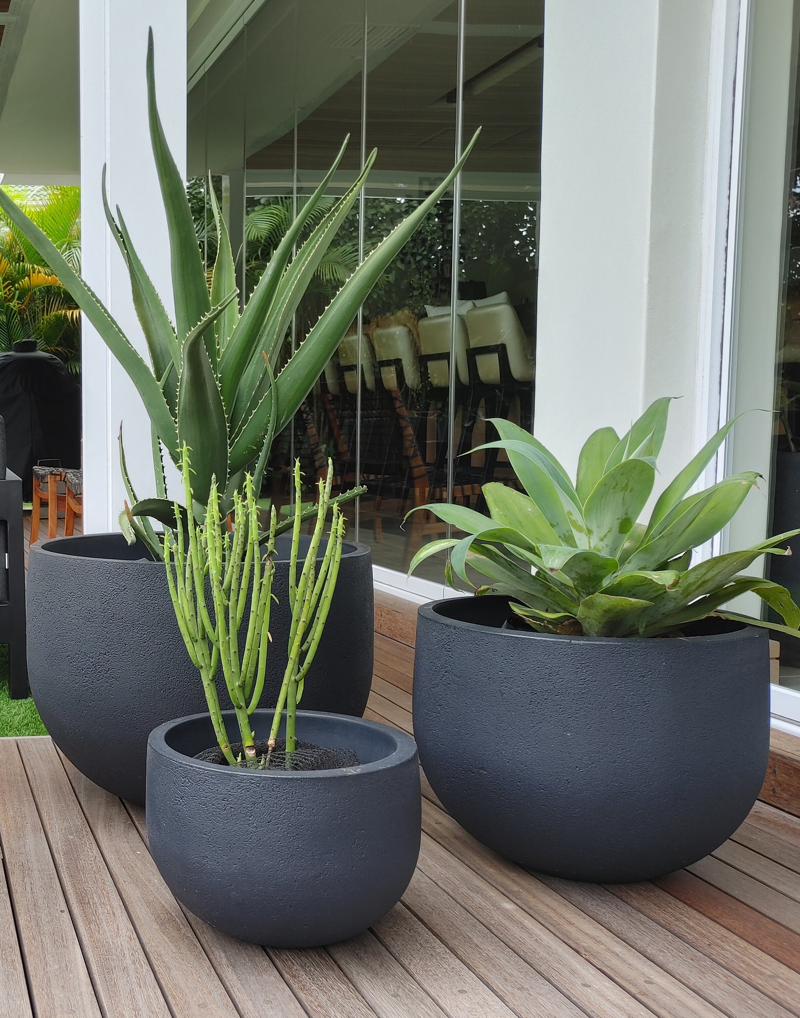 Clean lines but lower than the Rustic cask planters. Striaght sides with a rounded base, these low round planters are available in lead black , off white and sandstone.