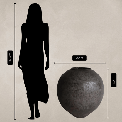 A woman (165 cm tall) stands beside the Florastyle By Hingham "Syracuse Organic Fiberglass Pot - Earth Range" (75 cm wide, 70 cm tall). Despite its size, this lightweight vase’s dimensions are shown with labeled black lines and text.